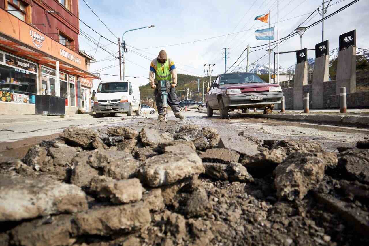 La Municipalidad de Ushuaia continúa con tareas de bacheo y mantenimiento en distintos puntos de la ciudad