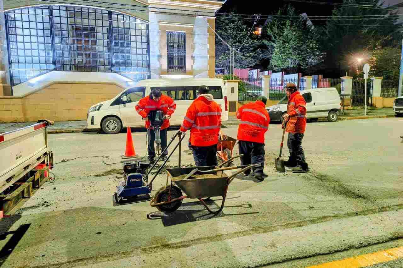 La Municipalidad de Ushuaia avanza con el bacheo en toda la ciudad