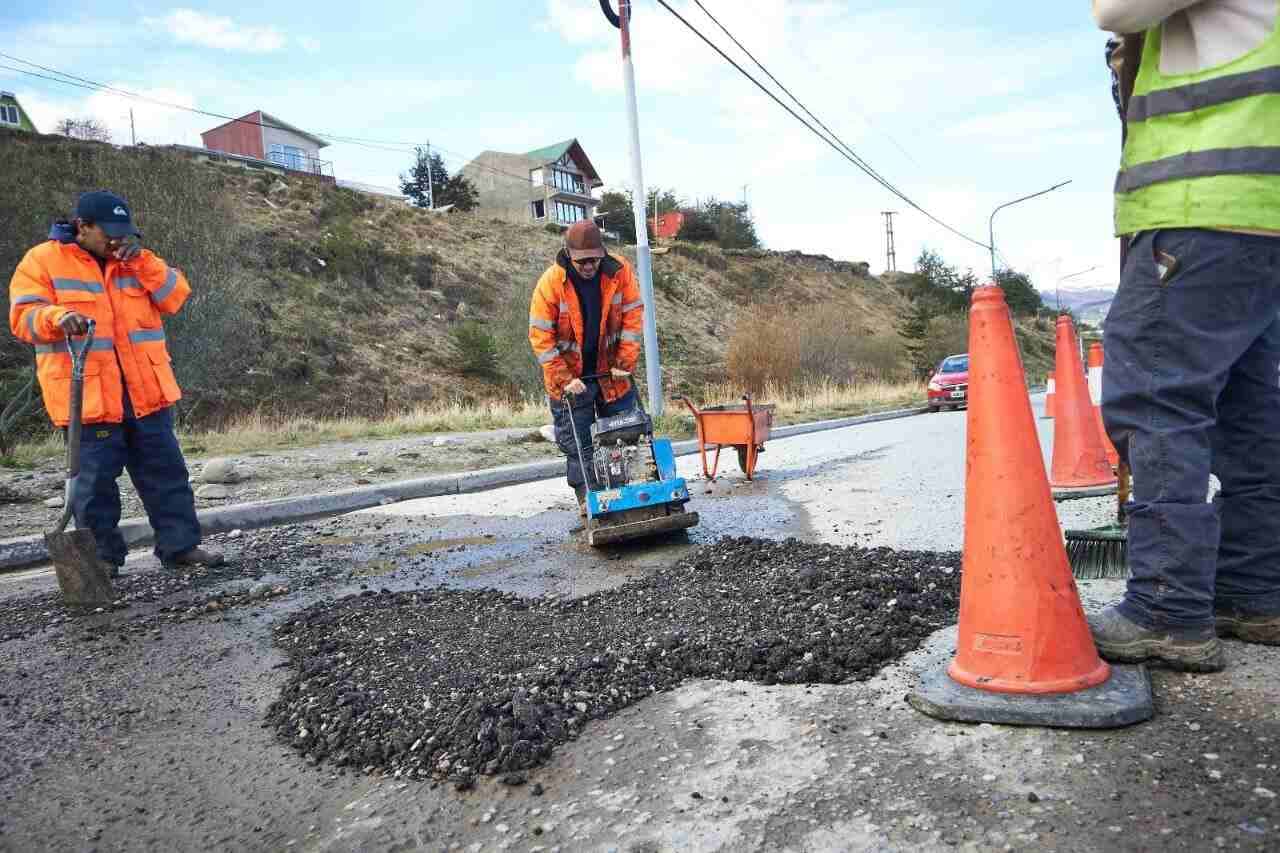 El Municipio de Ushuaia continúa con los trabajos de bacheo de calles y avenidas