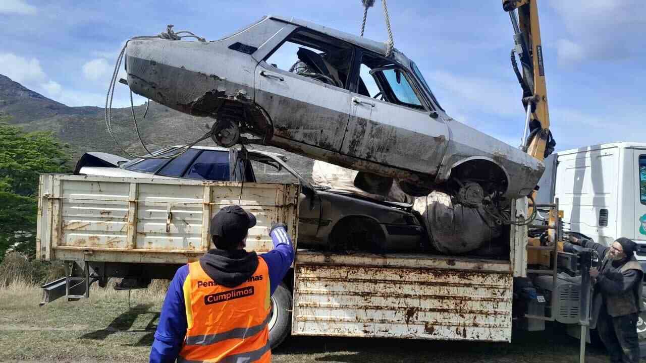 Personal del Municipio de Ushuaia retiró chatarra de la vía pública