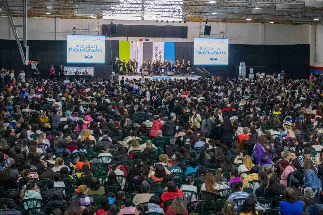 El Intendente Martín Perez y más de 3000 vecinas celebraron el Día de las Maternidades