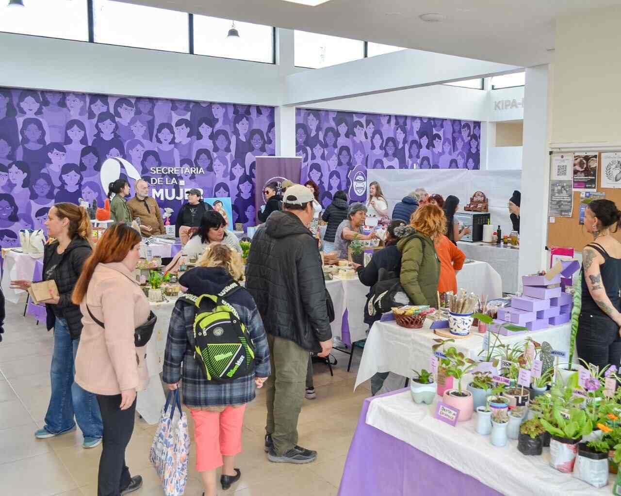 Cientos de vecinos  y vecinas asistieron a la edición “Día de la Madre” del Mercado Concentrador  de Ushuaia