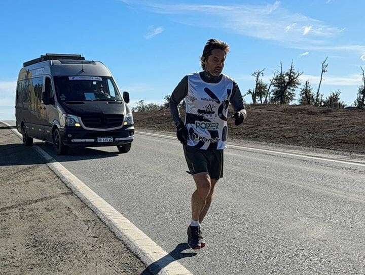 Federico Sciurano pasó por Tolhuin en la tercera jornada de la ultra maratón solidaria