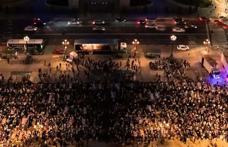 Más de 5.000 personas celebraron la Nochebuena frente al Congreso