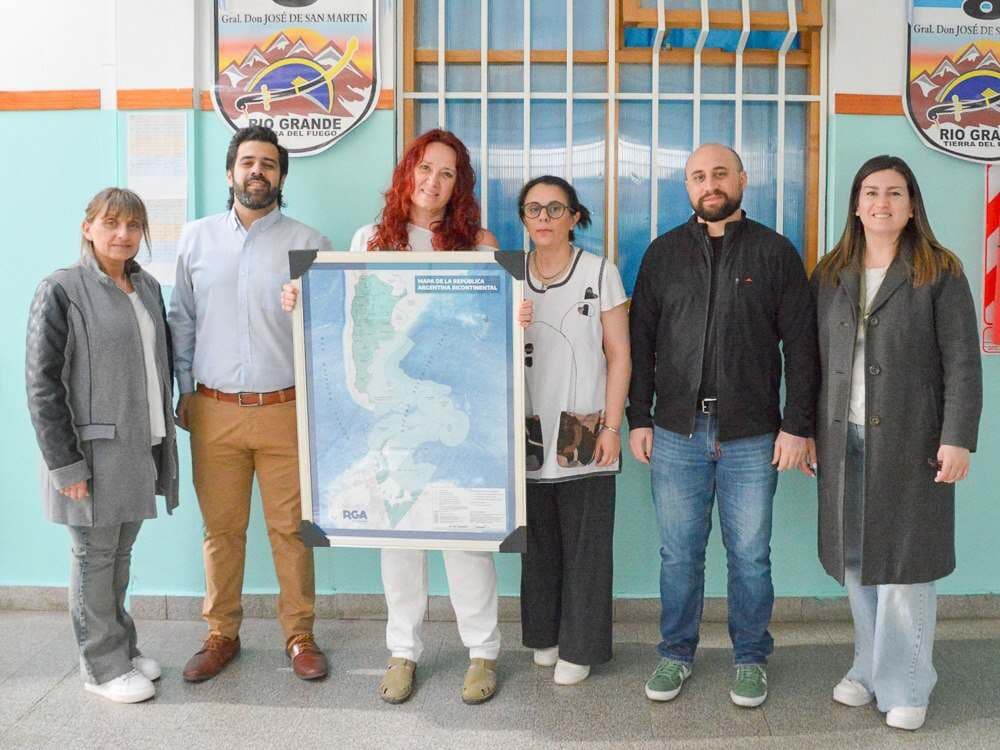 El Municipio entrega cuadros con el mapa bicontinental de la República Argentina a escuelas públicas de Río Grande
