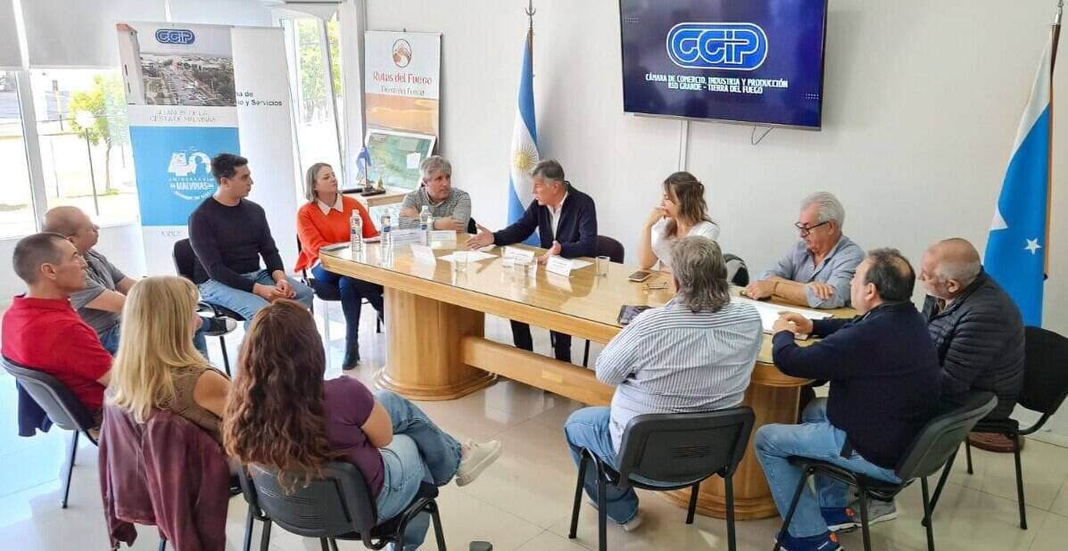 Gobierno y la Cámara de Comercio de Río Grande delinean acciones conjuntas para la economía local