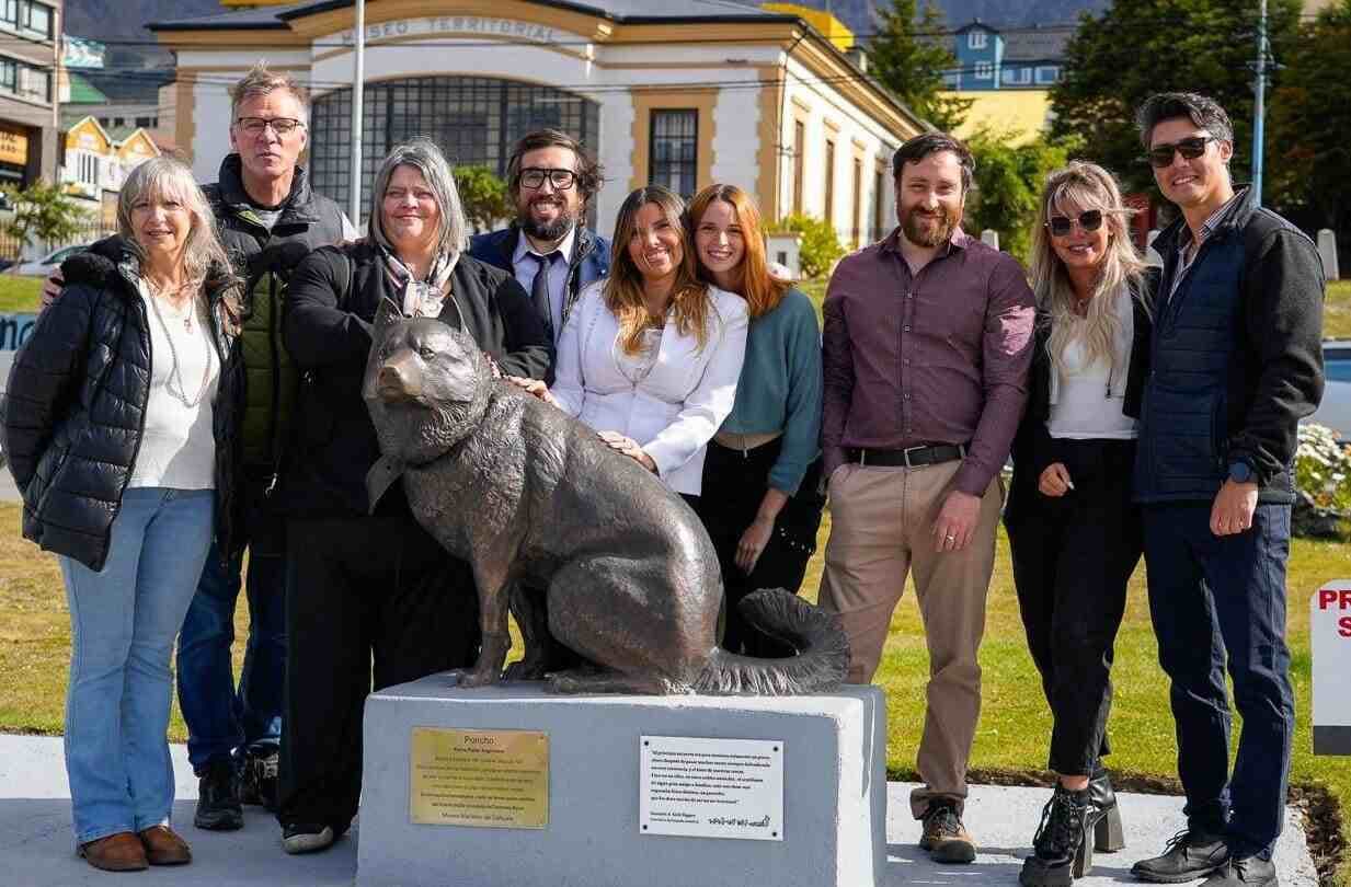 Descubren escultura de “Poncho”, el “Perro Polar Argentino” en el Paseo de Exploradores Antárticos de Ushuaia