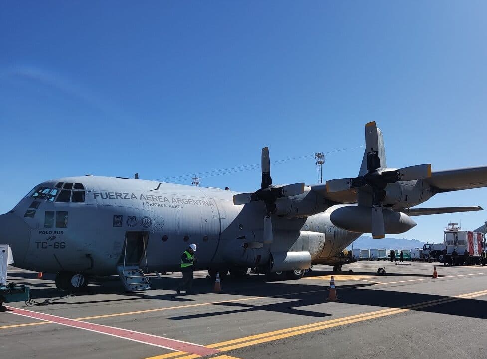 Hércules de la FAA que iba a buscar repuestos para los F-16 debió retornar de urgencia