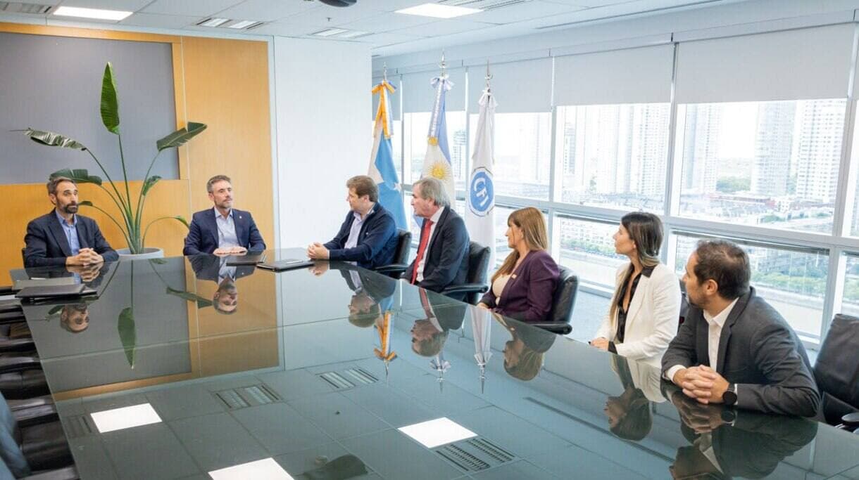 El Gobernador Melella firmó con el CFI un Programa para fortalecer MiPyMEs Fueguinas en sectores acuícola e hidrocarburífero