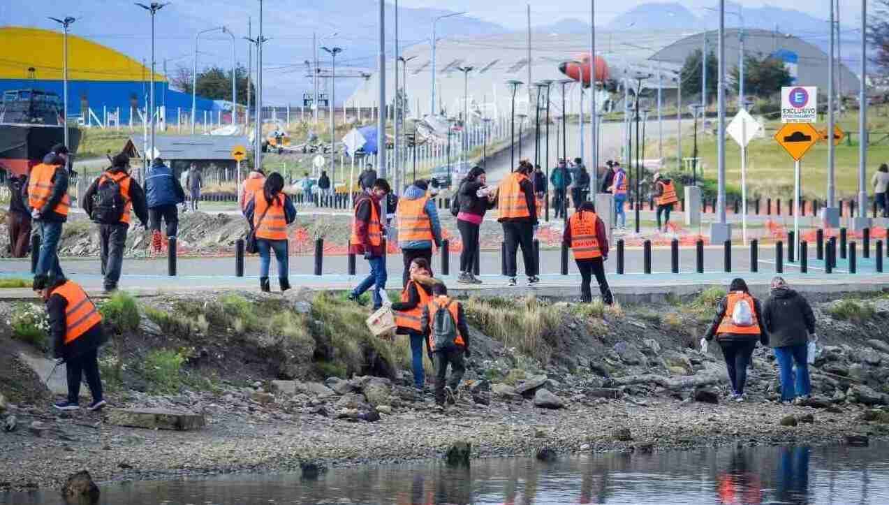 La  Municipalidad y “A Limpiar Ushuaia”, realizaron una jornada de limpieza comunitaria