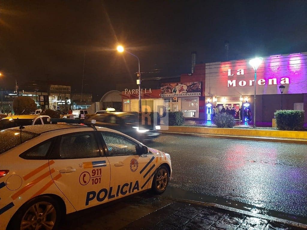 Dos jóvenes fueron detenidos por agresión a otro que esperaba un taxi a la salida del boliche