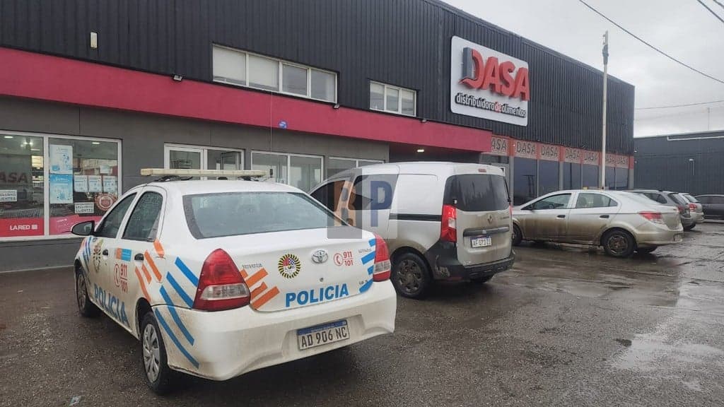 Dos sujetos detenidos sustrayendo mercaderías de un supermercado