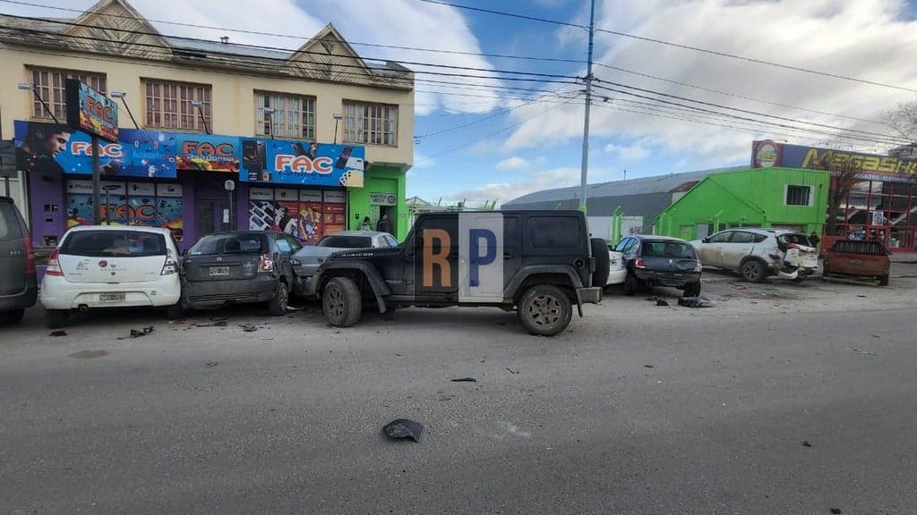 Se encuentra en terapia intensiva la conductora que protagonizó violento choque contra 8 autos estacionados
