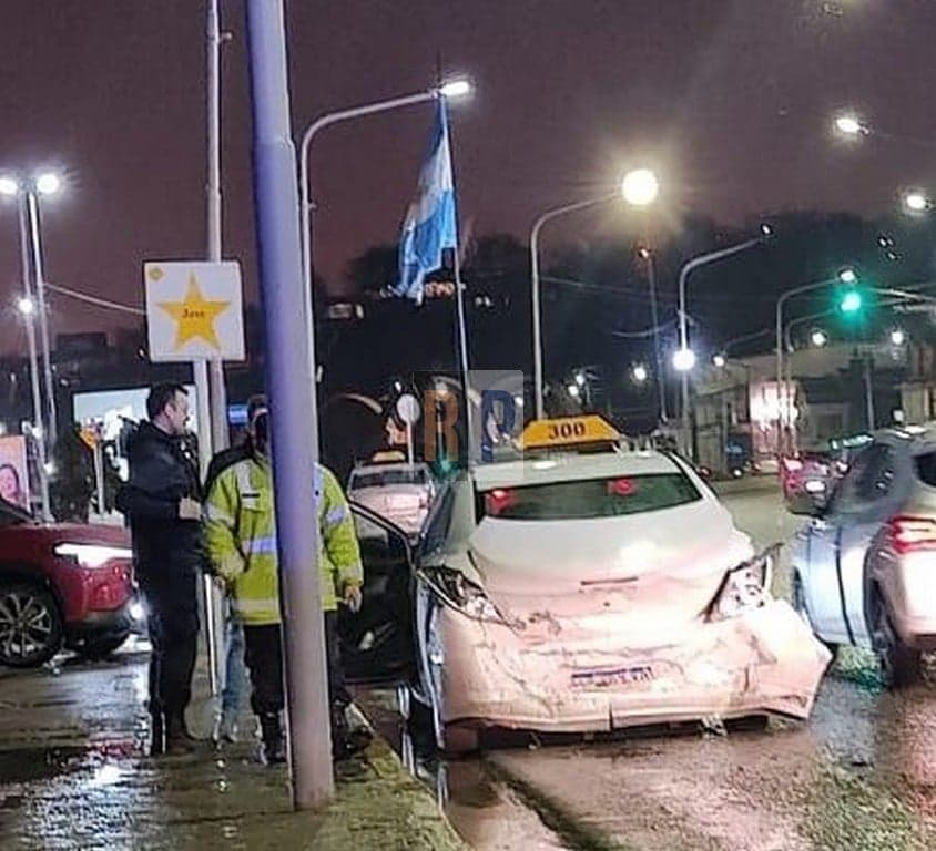 Embistieron a un taxi desde atrás en la Maipú y un pasajero de 16 años resultó con fracturas
