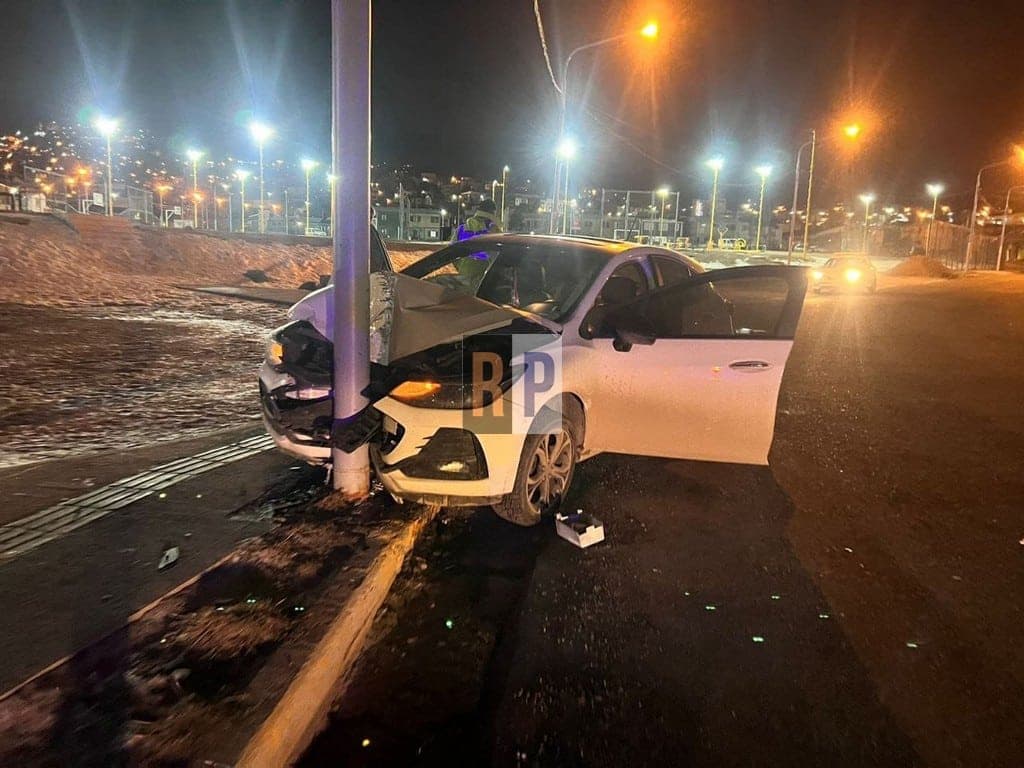 Salió de su casa de madrugada e impactó contra una columna de alumbrado público