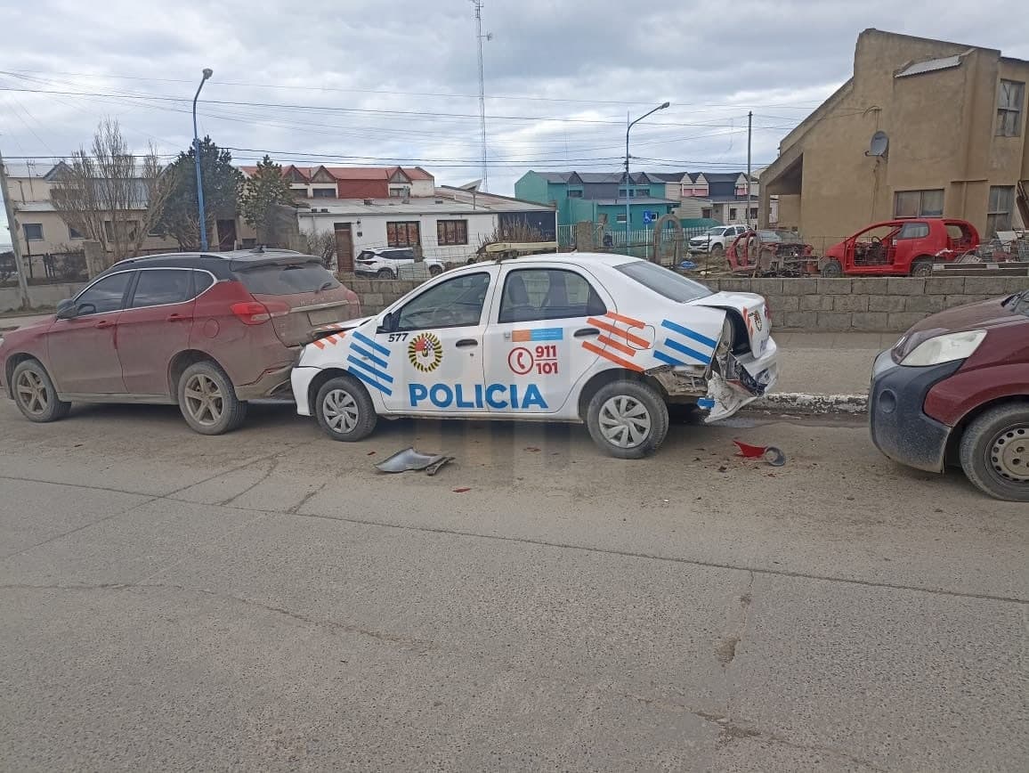 Conductor colisionó su vehículo contra un patrullero