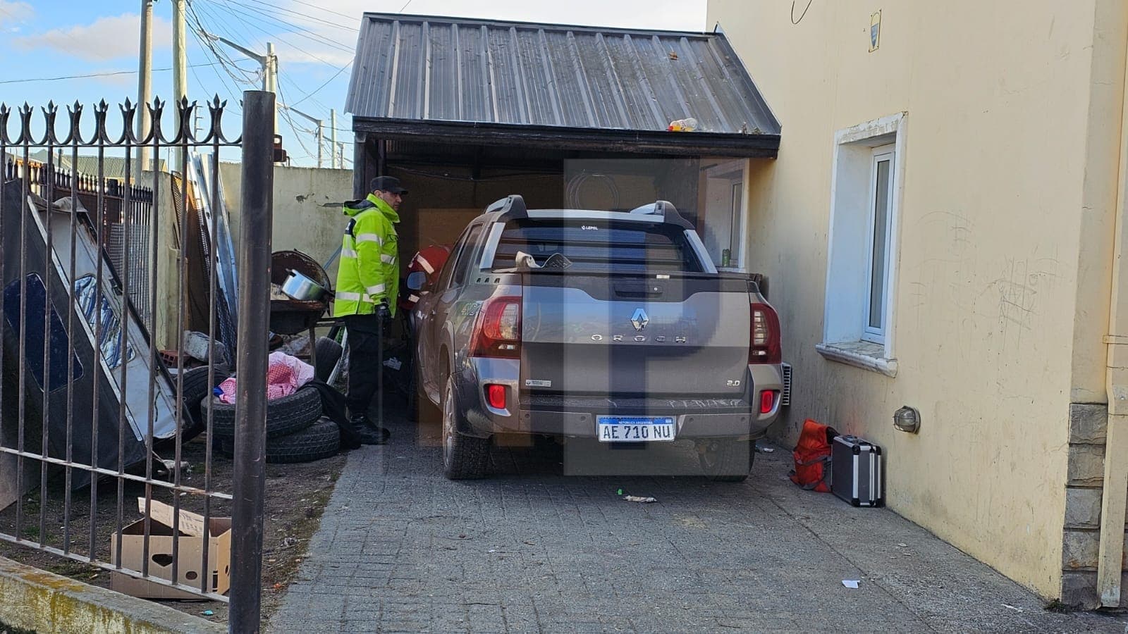 Allanan a gitanos tras encontrar el rodado que embistió a un remis y escapó del accidente dejando una mujer herida