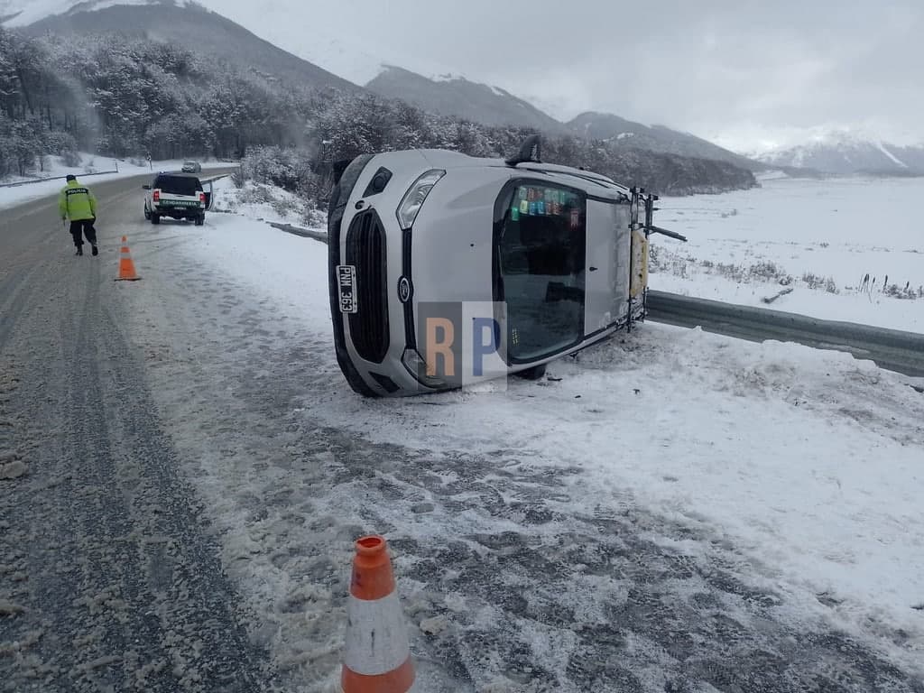 Volcó un taxi que retornaba de los centros invernales en la helada ruta 3 en la zona de Ushuaia con su chofer en estado de ebriedad