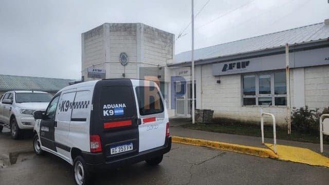 Condenaron a 3 años en suspenso e inhabilitación perpetua a aduanero por liberaciones “truchas” de automóviles