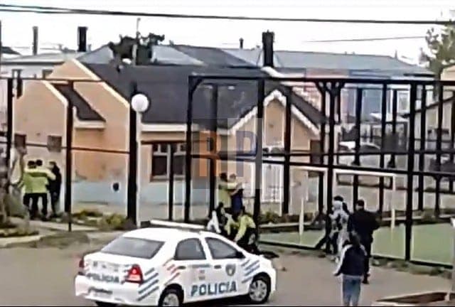 Una riña en Chacra II dejó dos policías golpeados, una joven tajeada y cuatro detenidos