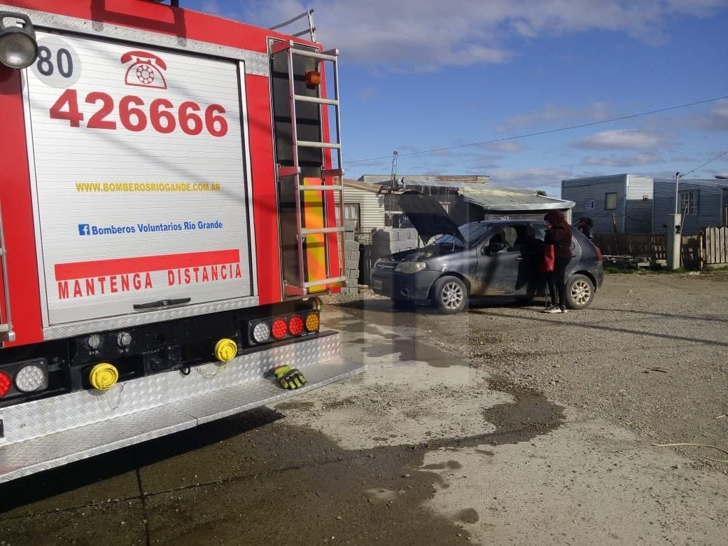 Principio de incendio sobre un automóvil