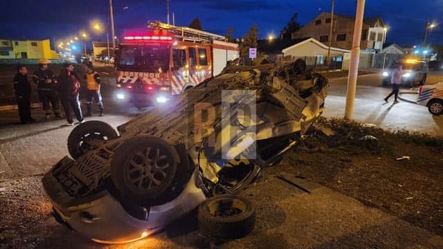 Violento choque y vuelco en las calles del barrio Profesionales dejó un herido que de milagro está fuera de peligro