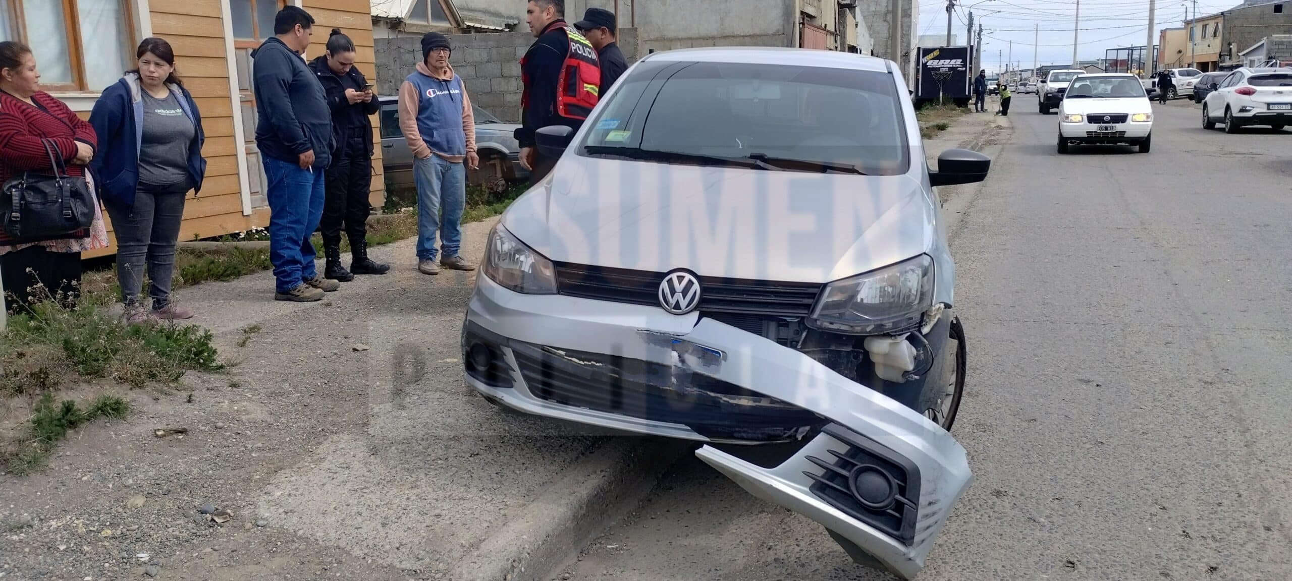 Una moto impactó a un vehículo y el conductor se dió a la fuga