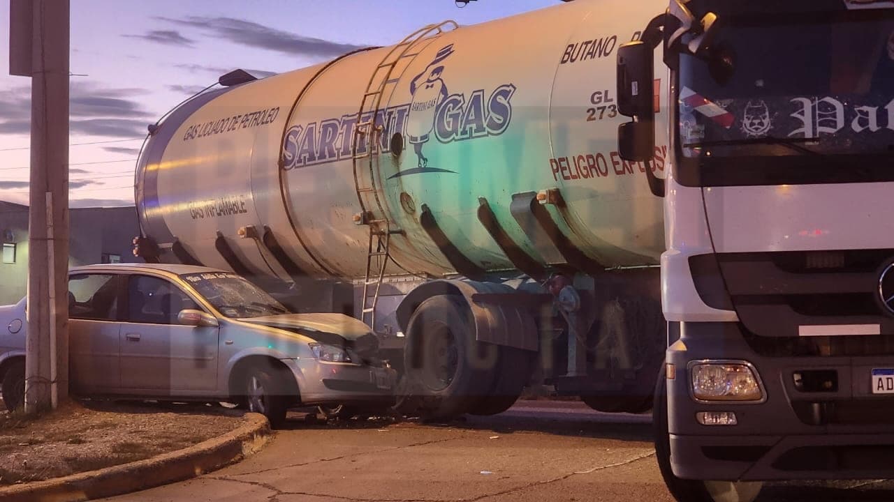Un automóvil impactó contra un camión transportador de gas