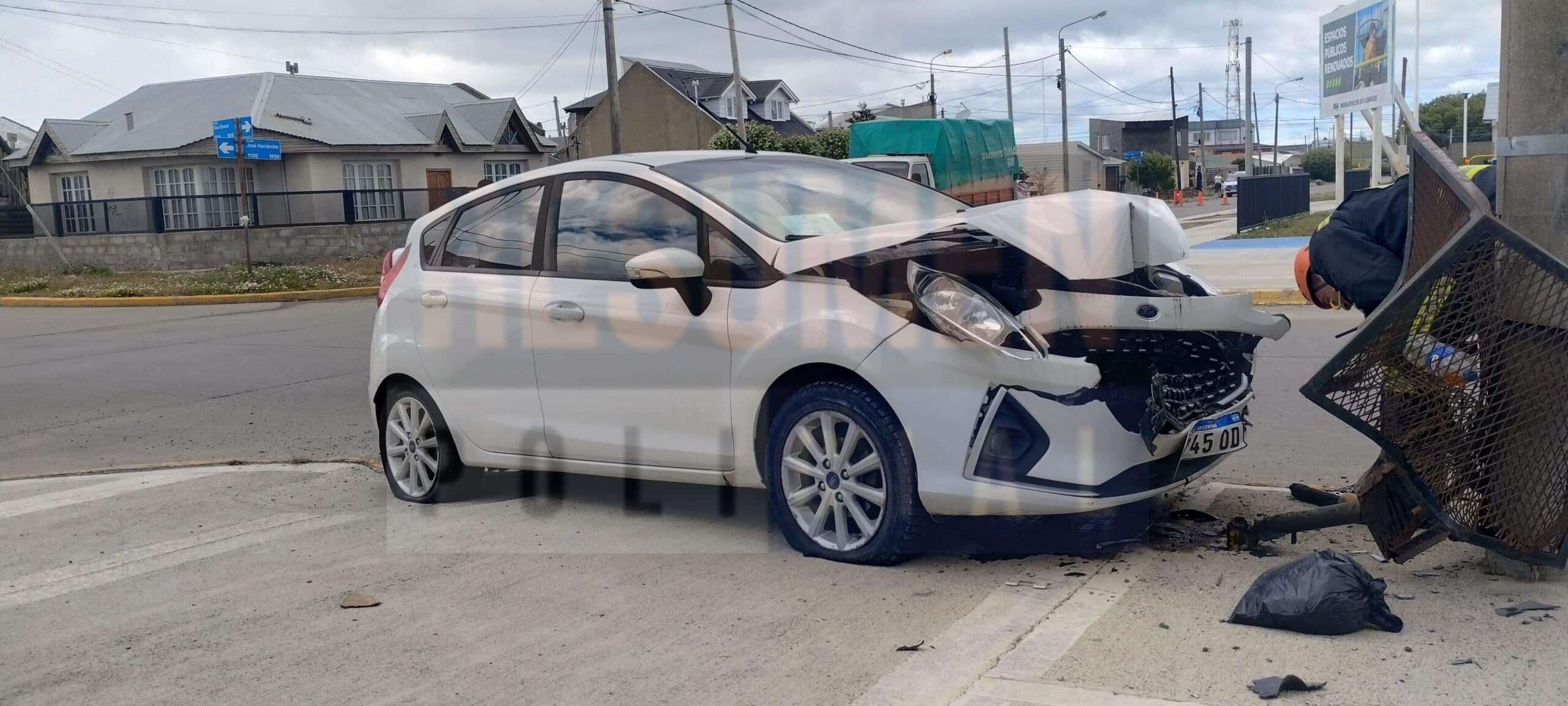 Una conductora hospitalizada tras violentos choque contra un canasto de residuos