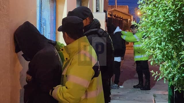 Dos sujetos fueron detenidos forcejeando con una almacenera por bebidas