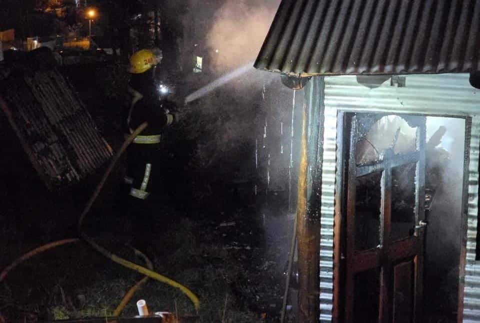 Incendio en Ushuaia: Vivienda completamente destruida en el barrio Antiguos Leñadores