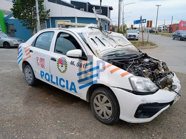 Un patrullero se estrelló contra autos estacionados cuando trasladaba a un detenido contravencional que pateó al chofer