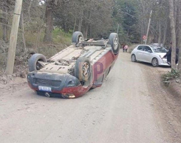 Conductor embistió a un auto estacionado y terminó volcando en el barrio 2 Banderas