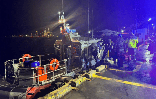 PTO. NATALES: Evacuaron a tripulante que sufrió lesión grave por caída