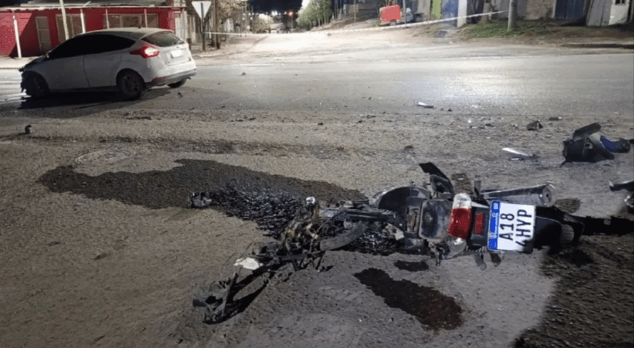 NEUQUÉN: Un motociclista murió tras chocar contra un auto que invadió su carril