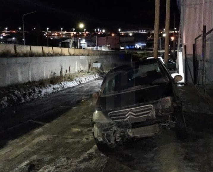 Siniestro vial en Ushuaia: un vehículo vuelca tras impactar contra un muro de contención
