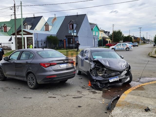 Acompañante hospitalizada tras golpe de los air bags en un accidente de tránsito