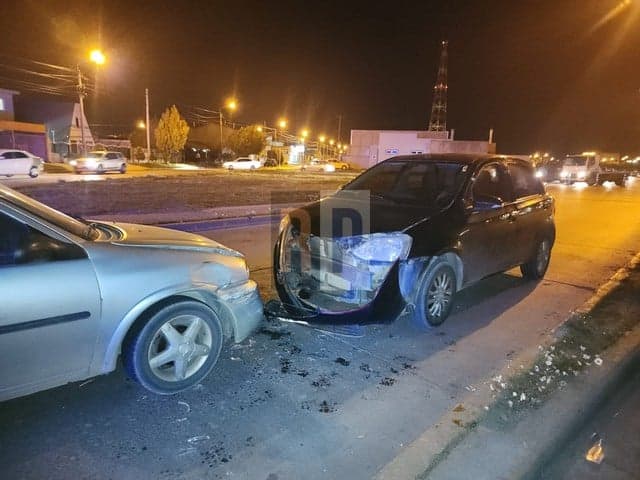 Conductor descompensado causó violento accidente en un semáforo