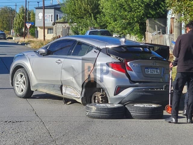 Impresionante accidente de un vehículo tras rozar a un camión y terminar sin las ruedas traseras