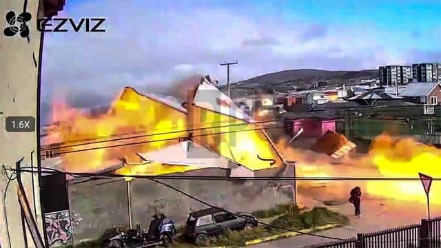 Impresionante explosión e incendio de una vivienda en Punta Arenas deja un herido grave