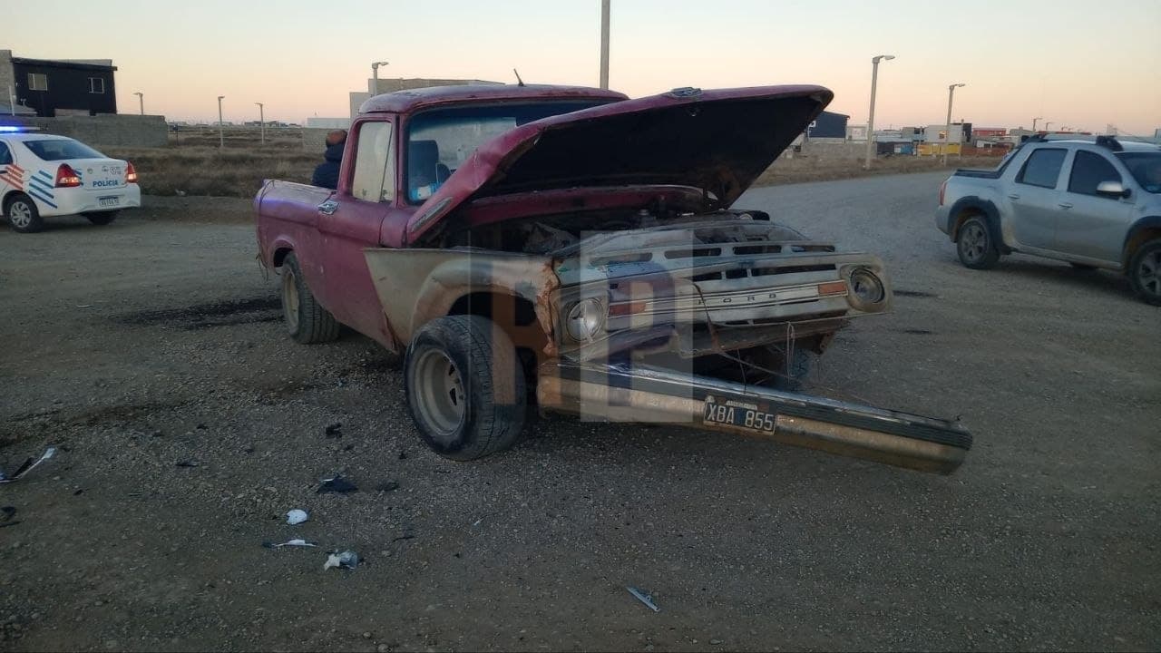 Violento choque con heridos y un auto contra una columna en San Martín Norte