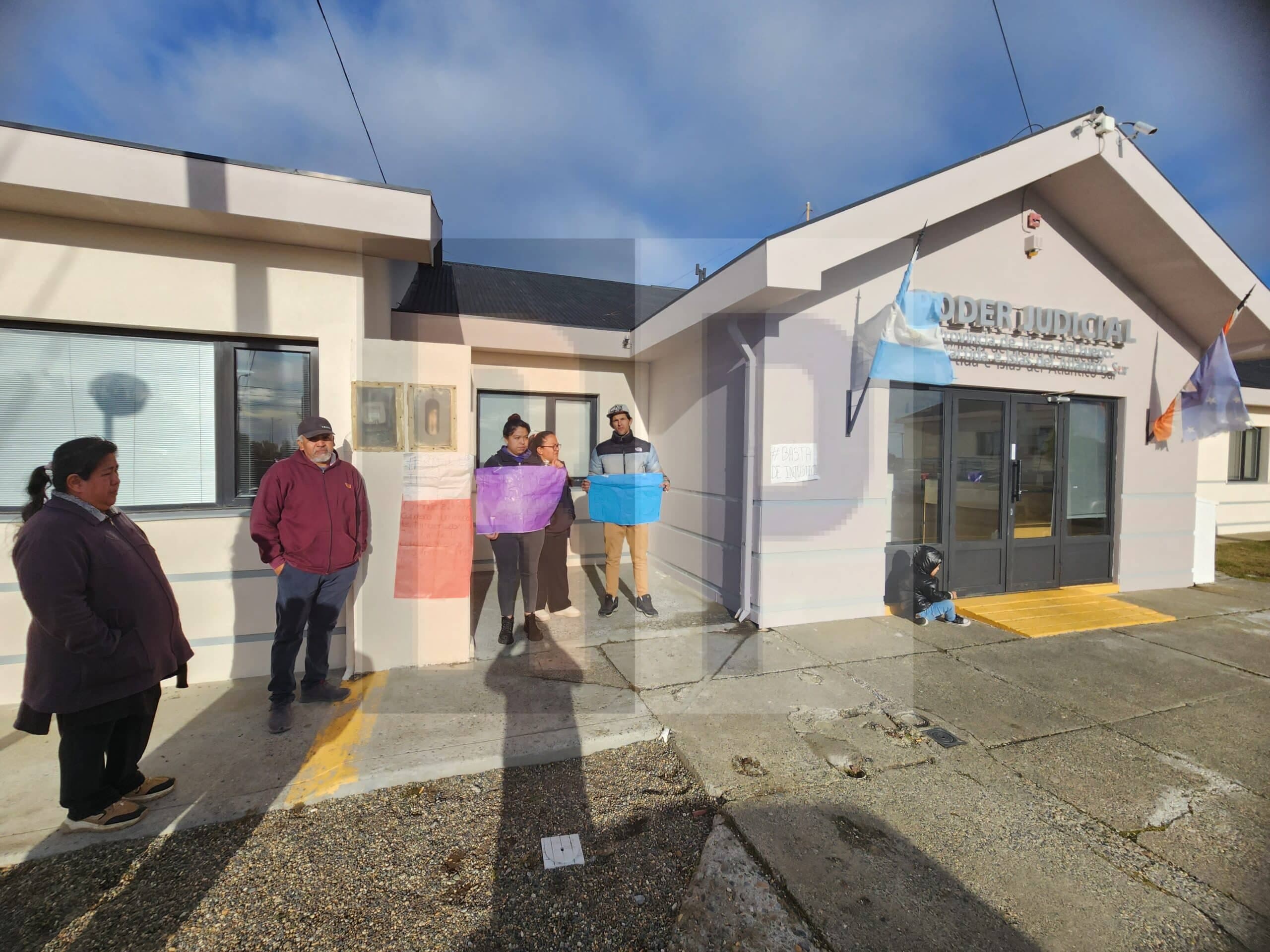 La familia de Gómez se manifiesta en el juzgado pidiendo por su absolución