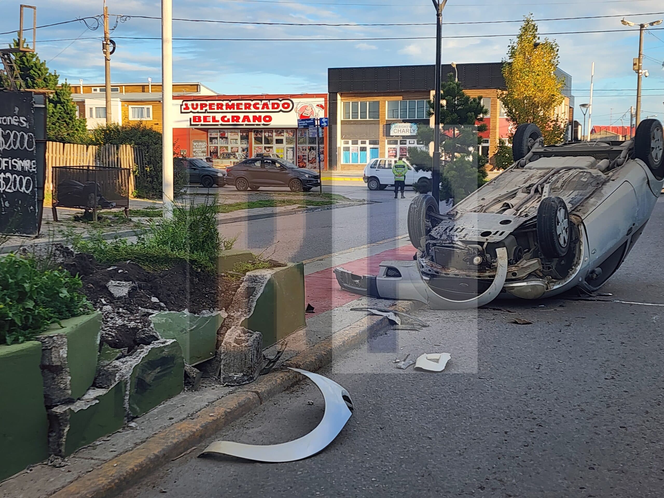 Conductora trasladada al hospital tras chocar un cantero y volcar sobre la Perón