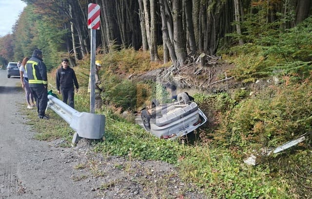 Violento vuelco en ruta 3 a la altura de laguna Turquesa