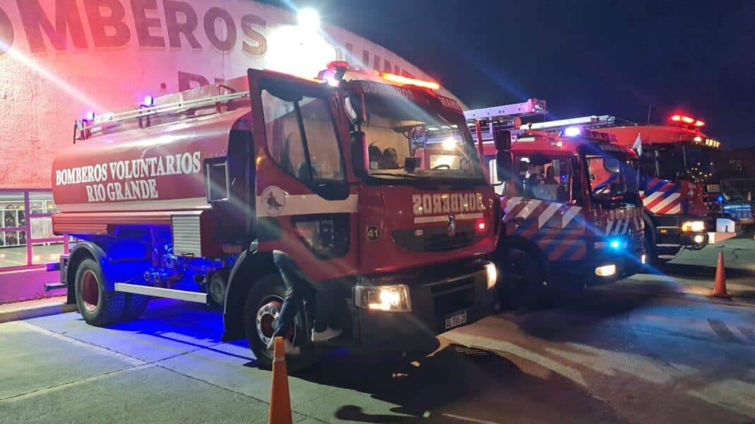 Bomberos voluntarios presentó sus nuevas autobombas