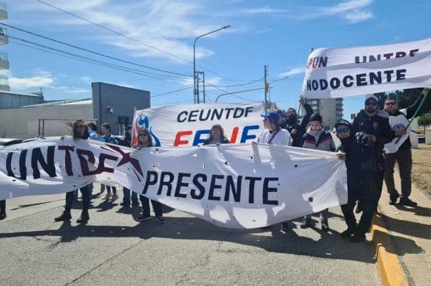 La UNTDF marcha en Ushuaia y Río Grande en defensa de la educación pública
