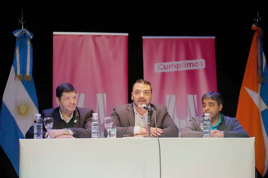 Walter Vuoto entregó decretos de preadjudicación de tierra a afiliados al SEMUP