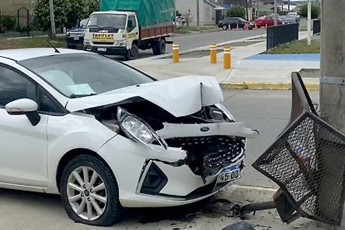 Vehículo chocó contra un camión y un canasto de residuos