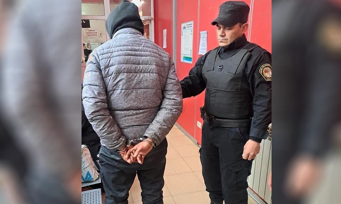 La policía detuvo a dos personas por los robos en vehículos estacionados