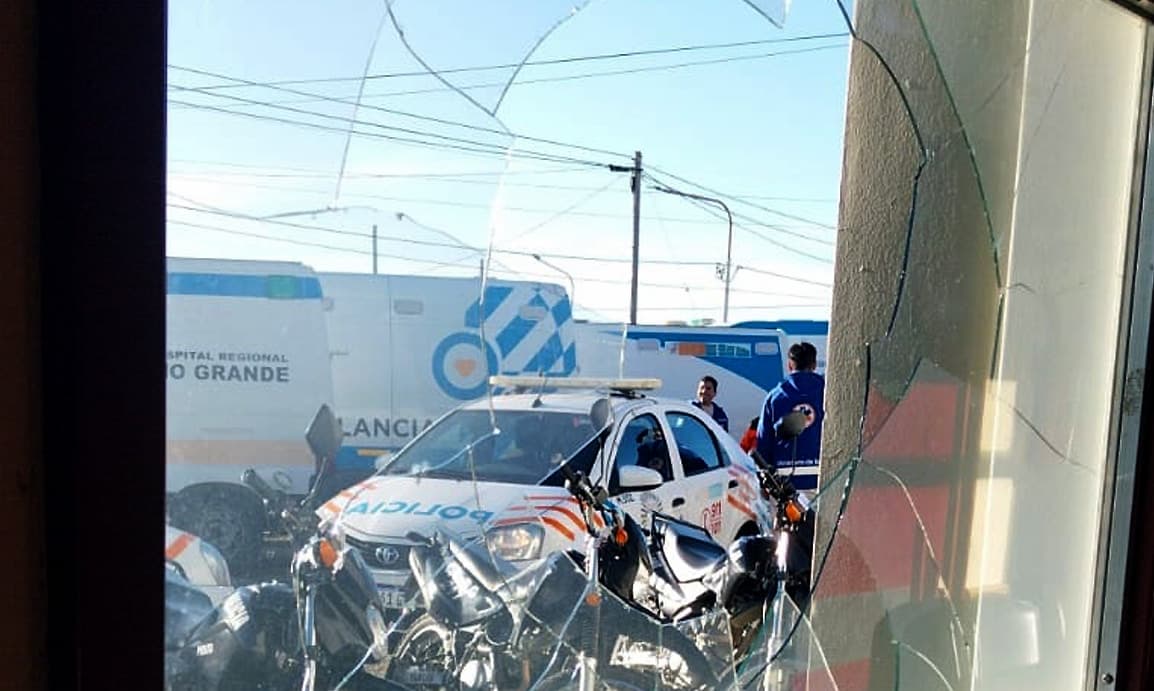 Detienen a sujeto por romper un vidrio del hospital